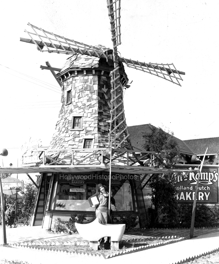 Hollywood 1925 2 Van de Kamps Yucca and Ivar St. wm.jpg